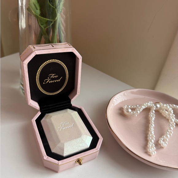 Too Faced Diamond Light Highlighter - White and Silver - Picture 7 of 11